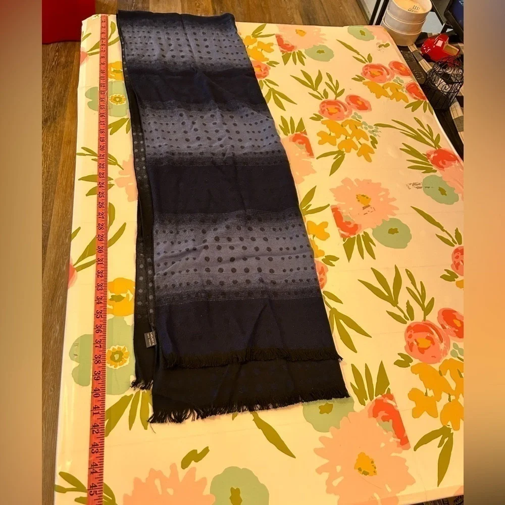 Chelsey II 100% Viscose blue hombre with polkadots scarf like new
